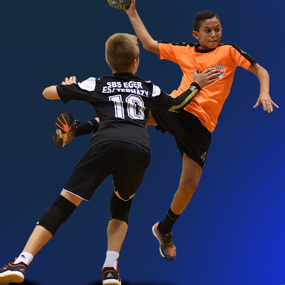 Zwei Kinder in einer Handball-Spielsituation im Camp